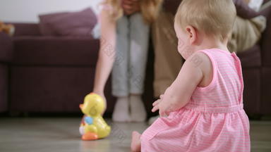 婴儿玩玩具地板上甜蜜的婴儿享受走房间
